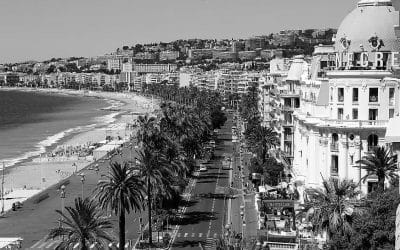 NICE SE SOUVIENT…TOUTE LA PROMENADE DES ANGLAIS PANSE UNE PLAIE ENCORE A VIF