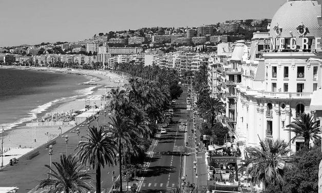 NICE SE SOUVIENT…TOUTE LA PROMENADE DES ANGLAIS PANSE UNE PLAIE ENCORE A VIF